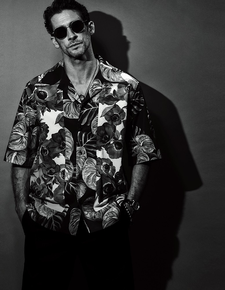 ▲ シャツ14万4100円、パンツ9万200円、ネックレス8万5800円、ブレスレット7万3700円、サングラス3万6300円、時計は参考商品/すべてドルチェ&ガッバーナ(ドルチェ&ガッバーナ ジャパン)