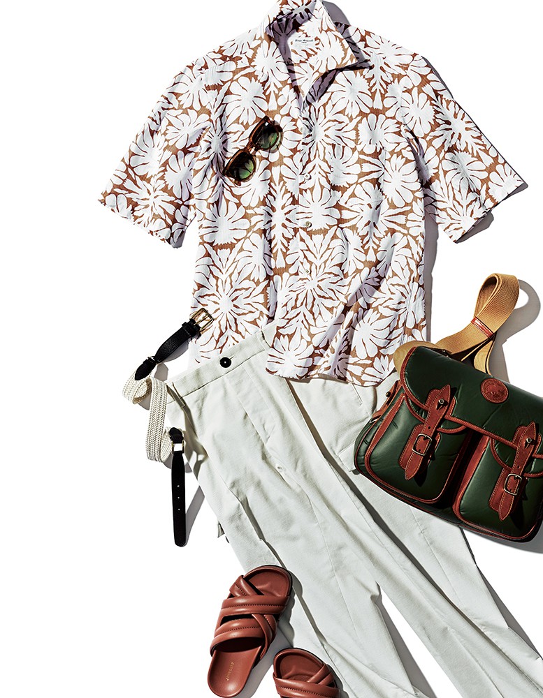 ▲ シャツ3万7400円/エッリコ フォルミコラ(エストネーション)、パンツ3万8500円/タリアトーレ(トレメッツォ)、サンダル13万4200円/ジョンロブ(ジョン ロブ ジャパン)、サングラス3万9600円/モスコット(モスコット トウキョウ)、ベルト1万7600円/アンダーソンズ(エスディーアイ)、バッグ17万6000円/ハンティング・ワールド(ハンティング・ワールド帝国ホテル店)