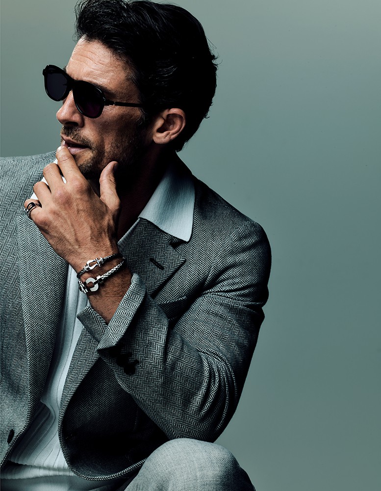 ▲ スキッパー3万3000円／ブルブレ（ヴァンドリ青山本店）、ジャケット7万4800円／チルコロ 1901（トヨダトレーディング プレスルーム）、パンツ4万1800円／ジェルマーノ（バインド ピーアール）、サングラス4万7300円／フォーナインズ・フィールサン（フォーナインズ）、ブレスレット（上）74万1000円、ブレスレット（下）144万1000円、リング52万8000円／すべてフレッド（フレッド カスタマーサービス）