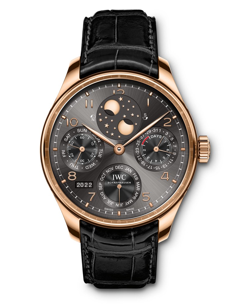 ▲ IWCは、北半球から見える月相と南半球から見える月相のふたつのムーンフェイズ表示を備えるのが特徴。「ビッグ・パイロット・ウォッチ・パーペチュアル・カレ ンダー」自動巻き、SSケース(46.2mm)、カーフストラップ。6気圧防水。391万500円/IWC