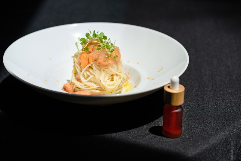 ーマ食材はオリーブ。「オリーブとウニの冷製カペリーニ」 by 田窪大祐(TACUBO)、薬師神 陸(unis)