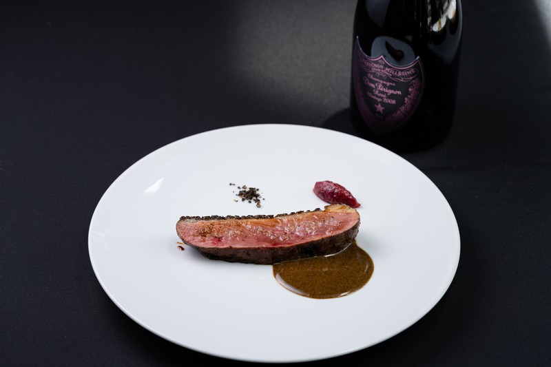 テーマ食材は鴨。「鴨のロースト 藁の香り マーガオ バラとリュバーブのコンフィチュール 岩茶大紅袍のソース」 by 大久保丈太郎(肉割烹 上)、田村浩二(Mr. CHEESECAKE)