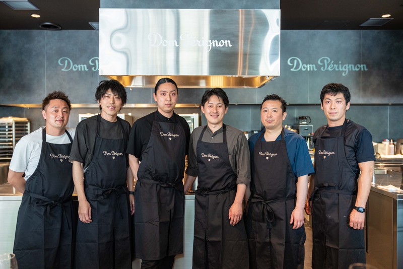 左より田窪大祐さん(TACUBO)、葛原将季さん(レミニセンス)、田村浩二さん(Mr.Cheesecake)、薬師寺陸さん(unis)、大久保丈太郎さん(肉割烹 上)、目黒浩太郎さん(Abysse)。