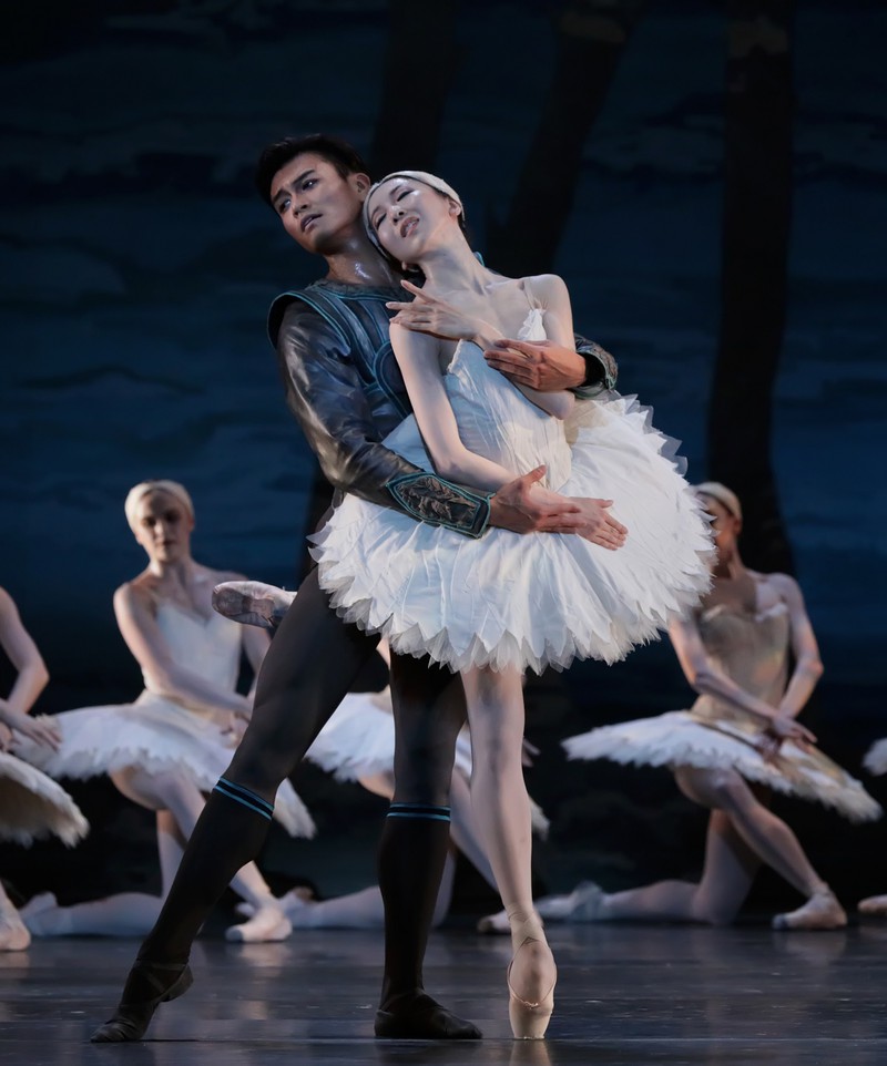 Houston Ballet Principal Yuriko Kajiya as Odette and Former Principal Chun Wai Chan as Prince Siegfried with Artists of Houston Ballet in Stanton Welch’s Swan Lake.Photo by Amitava Sarkar (2018). Courtesy of Houston Ballet.