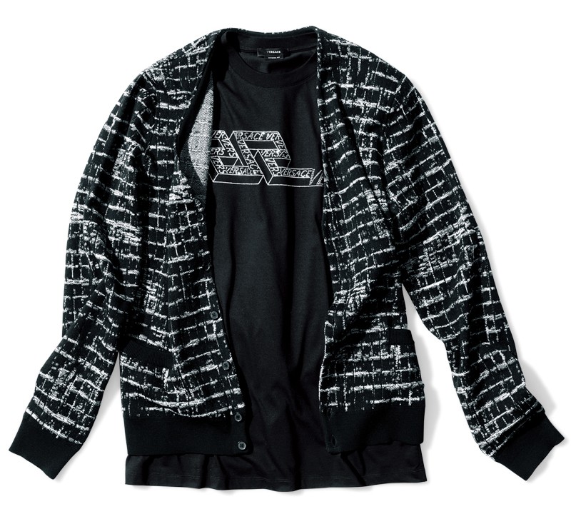 ▲ Tシャツ14万5200円、カーディガン21万100円/ともにヴェルサーチェ(ヴェルサーチェ ジャパン)