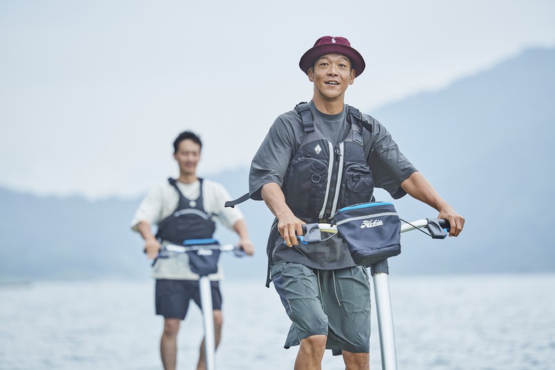 足漕ぎサップを楽しむ駿河さんと村上さん