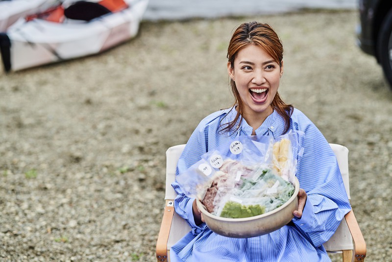 美味しそうな食材に感動する青山さん