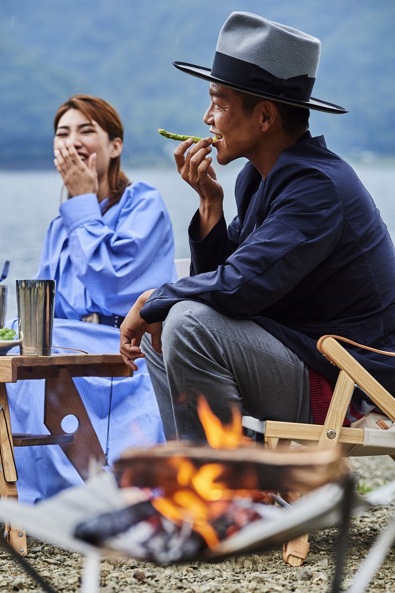 バーベキューを楽しむ駿河さんと青山さん