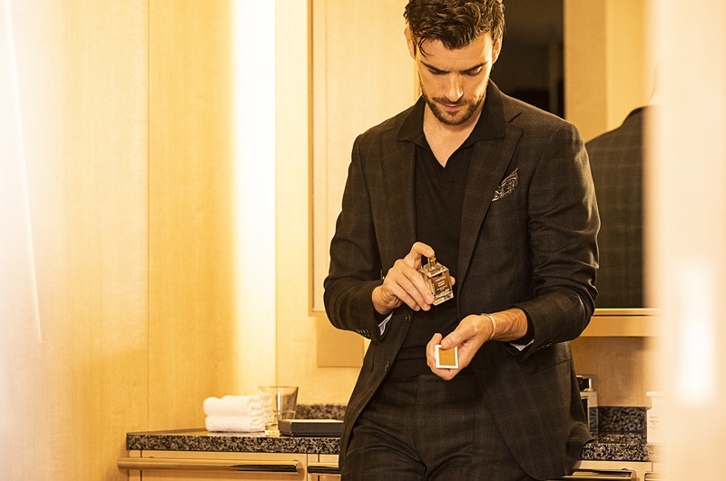 ▲香水ホワイト スエード オード パルファム スプレィ50ml 3万4650円/トム フォード ビューティ、スーツ29万1500円/カナーリ(コロネット)、ニット3万9600円/グランサッソ(エスディーアイ)、チーフ7480円/パオロ アルビザッティ、バングル3万9600/ブルース・モーガン(S.O.S fp 恵比寿本店)