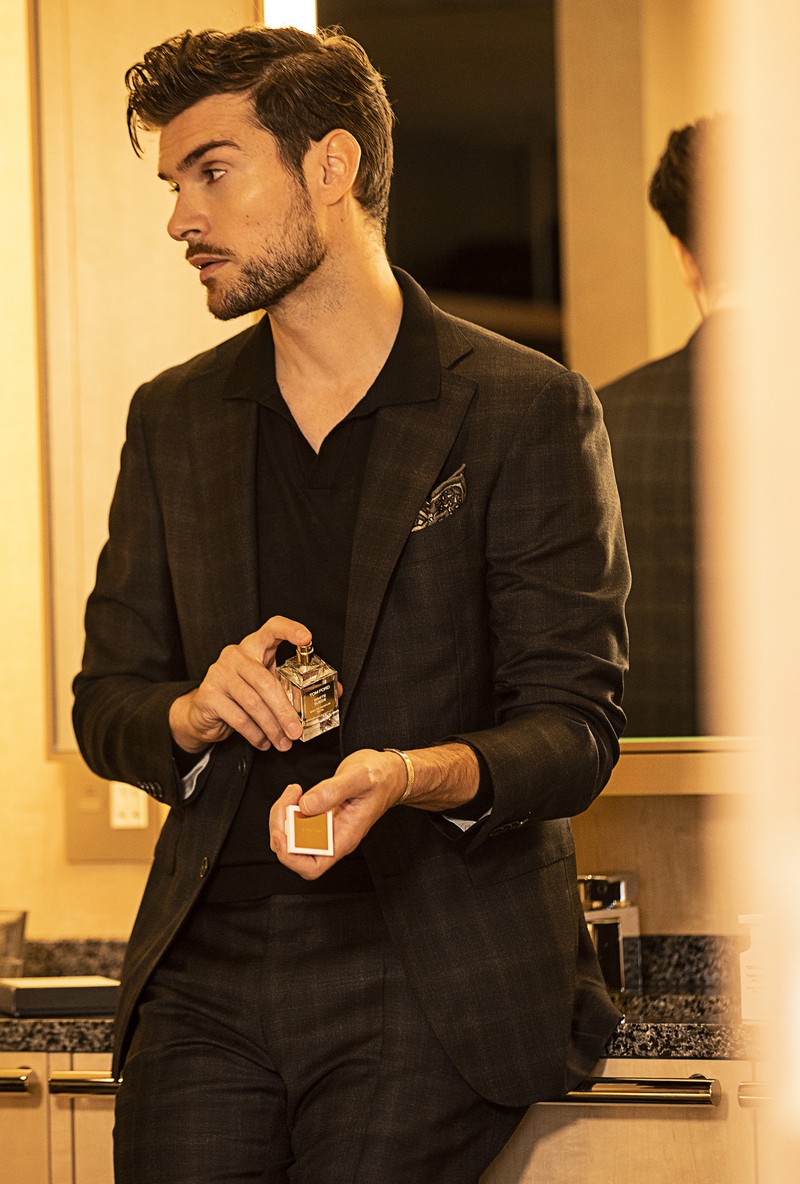 ▲香水ホワイト スエード オード パルファム スプレィ50ml 3万4650円/トム フォード ビューティ、スーツ29万1500円/カナーリ(コロネット)、ニット3万9600円/グランサッソ(エスディーアイ)、チーフ7480円/パオロ アルビザッティ、バングル3万9600/ブルース・モーガン(S.O.S fp 恵比寿本店)