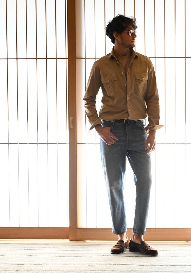 デニム4万700円/ピーティー トリノ デニム(PT JAPAN)、シャツ2万6400円/バグッタ(トレメッツォ)、Tシャツ1万7600円/スレッド,マウス アンド ザ ムーン(スレッド,マウス アンド ザ ムーン ショールーム)、ベルト1万9800円/アンダーソンズ(エスディーアイ)、靴23万1000円/ジョンロブ(ジョン ロブ ジャパン)、サングラス4万260円/レイバン(ルックスオティカジャパン カスタマーサービス)、ブレスレット36万3000円、リング3万9600円/ともにシンパシー・オブ・ソウル(S.O.S fp 恵比寿本店)