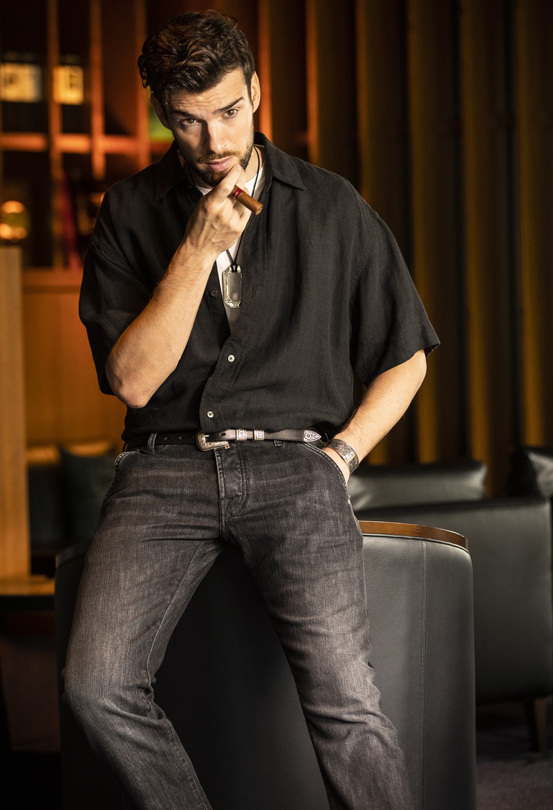 ▲ ベルト3万5200円/J&M デヴィッドソン(バーニーズ ニューヨーク カスタマーセンター)、シャツ2万8600円/RHC ロンハーマン、Tシャツ2万350円※白黒2枚セット/ヴィルーム(コロネット)、デニム14万8500円/ヤコブ コーエン(ヤコブ コーエン 東京ミッドタウン店)、ネックレス2万9700円、バングル3万9600円/ともにアダワット トゥアレグ