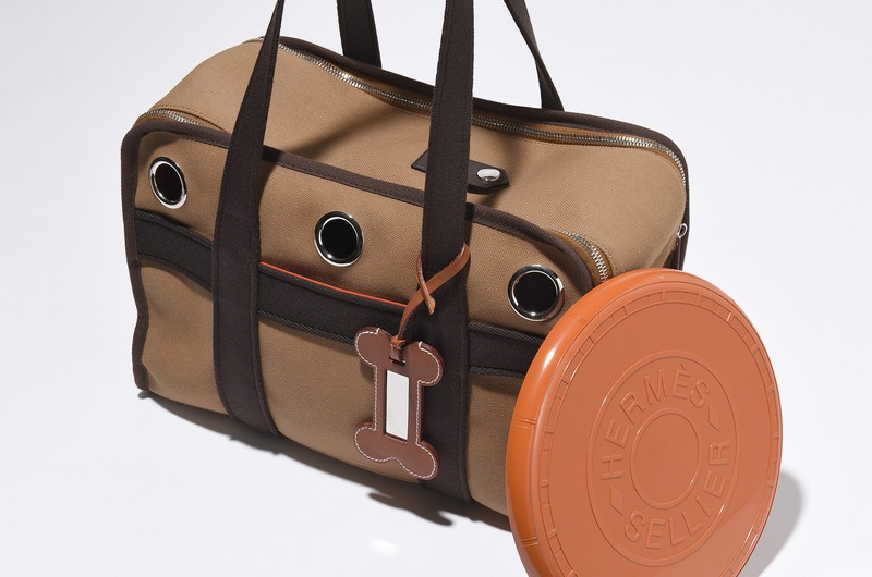 ▲ バッグ[W35×H15×D24cm]28万3800円、フリスビー2万9700円／ともにエルメス（エルメス ジャポン）