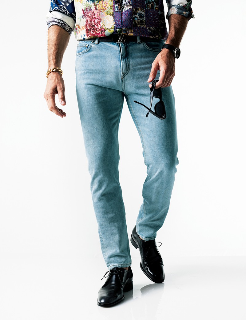 デニム9万7900円、シャツ24万9700円、ベルト、靴、サングラスすべて参考商品、時計72万3800円(ストラップにより異なる)、ブレスレット11万4400円/すべてルイ・ヴィトン(ルイ・ヴィトン クライアントサービス)