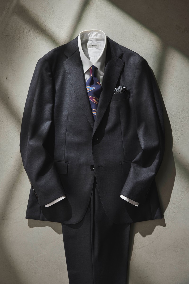 スーツ13万2000円、チーフ5500円/ともにポール・スチュアート(ポール・スチュアート 青山本店)、シャツ2万4970円/ギ ローバー(シップス 銀座店)、タイ1万9800円/アルクーリ(ユナイテッドアローズ 六本木ヒルズ店)