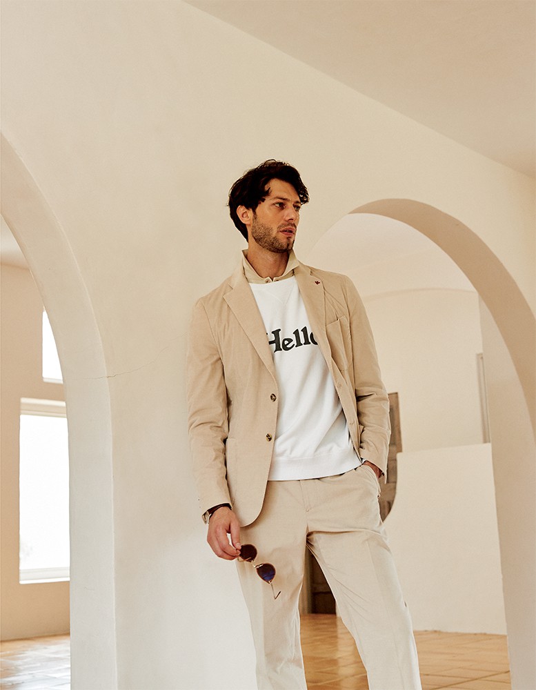 ▲ スウェット4万2900円／マディソンブルー、ジャケット24万2000円、パンツ9万3500円／ともにイザイア（イザイア ナポリ　東京ミッドタウン）、ポロシャツ1万9800円／バトナー × ビームス プラス（ビームス プラス 原宿）、サングラス4万1800円／アイヴァン（アイヴァン 東京ギャラリー）、時計98万5600円／ジャガー・ルクルト