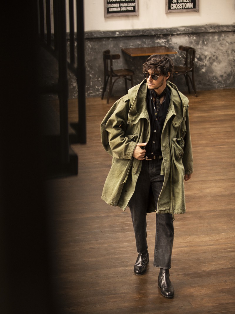 ▲ コート12万1000円/ヘリル(にしのや)、シャツ3万1900円/ジャンネット(トヨダトレーディング プレスルーム)、パンツ2万9700円/イカイ(スピラーレ)、スカーフ1万8920円/フラテッリ ルイージ(シップス 銀座店)、サングラス5万2800円/アイヴァン 7285(アイヴァン 7285 トウキョウ)、ベルト2万9700円/アルベルト ルティ(アマン)、ブーツ18万7000円/ジェイエムウエストン(ジェイエムウエストン 青山店)、時計33万3300円/チューダー(日本ロレックス / チューダー)