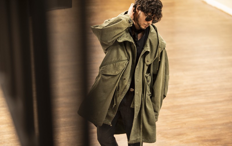 ▲ コート12万1000円／ヘリル（にしのや）、シャツ3万1900円／ジャンネット（トヨダトレーディング プレスルーム）、パンツ2万9700円／イカイ（スピラーレ）、スカーフ1万8920円／フラテッリ ルイージ（シップス 銀座店）、サングラス5万2800円／アイヴァン 7285（アイヴァン 7285 トウキョウ）、ベルト2万9700円／アルベルト ルティ（アマン）、ブーツ18万7000円／ジェイエムウエストン（ジェイエムウエストン 青山店）、時計33万3300円／チューダー（日本ロレックス / チューダー）