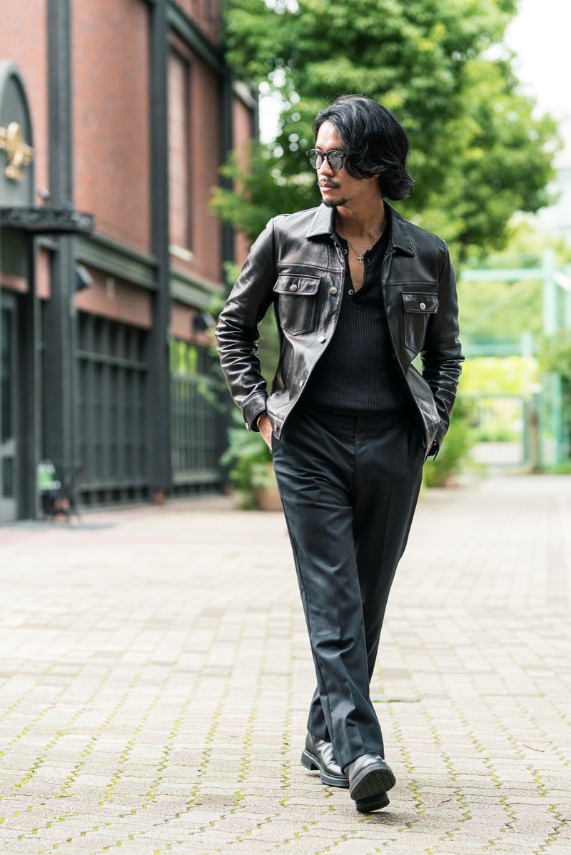 ▲ ジャケット31万2400円／モレック（THE BAR）。Tシャツはトム フォード、パンツはザ ロウ、シューズはエルメス、アイウェアはモスコット。ジャケット以外はすべて本人私物