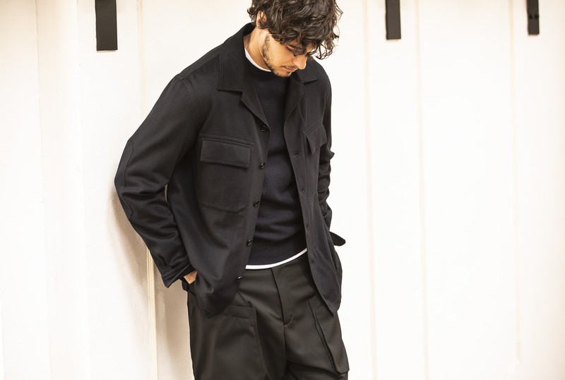 ▲ シャツジャケット34万1000円、ニット19万2500円、パンツ16万8300円、スニーカー10万8900円/すべてゼニア(ゼニア カスタマーサービス)、その他スタイリスト私物