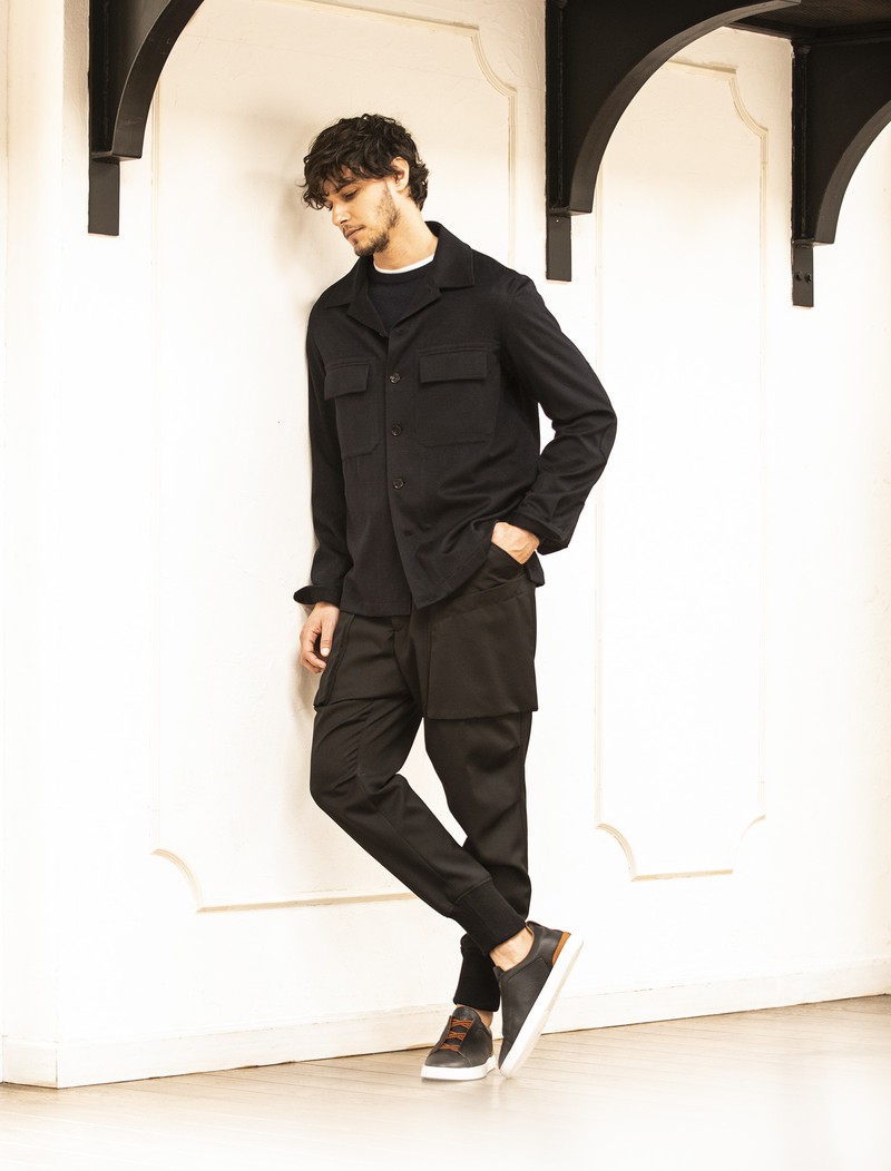▲ シャツジャケット34万1000円、ニット19万2500円、パンツ16万8300円、スニーカー10万8900円/すべてゼニア(ゼニア カスタマーサービス)、その他スタイリスト私物