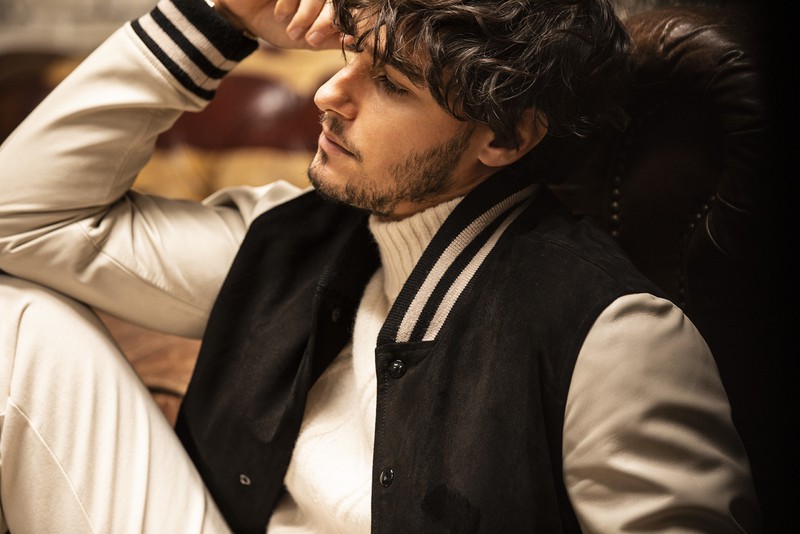 ▲ スタジャン15万4000円／エンメティ、パンツ3万7400円／ジェルマーノ（ともにビームス公式オンラインショップ）、ニット4万5100円／ドルモア（バインド ピーアール）、バングル1万9800円、リング1万2100円／ともにアダワット トゥアレグ、ソックス4180円／パンセレラ（真下商事）、靴18万7000円／ジョンロブ（ジョン ロブ ジャパン）