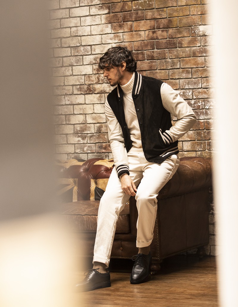 ▲ スタジャン15万4000円／エンメティ、パンツ3万7400円／ジェルマーノ（ともにビームス公式オンラインショップ）、ニット4万5100円／ドルモア（バインド ピーアール）、バングル1万9800円、リング1万2100円／ともにアダワット トゥアレグ、ソックス4180円／パンセレラ（真下商事）、靴18万7000円／ジョンロブ（ジョン ロブ ジャパン）