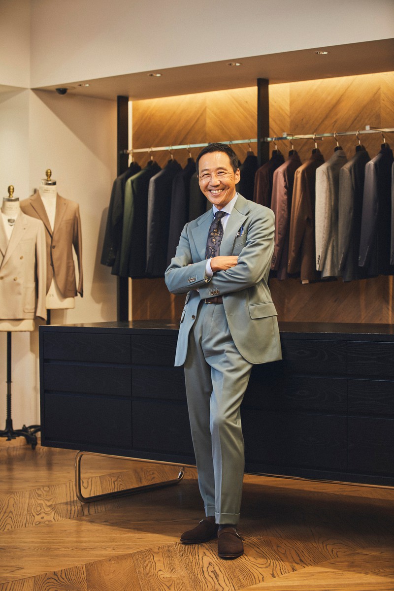 この一着は鴨志田さんが自らディレクションを手掛けるポール・スチュアートのカラースーツ。イタリアの生地を使用しており、華やかにしてしっとりした光沢感が特徴。十分に色気を備えつつ派手すぎないところが実に魅力的。本人私物