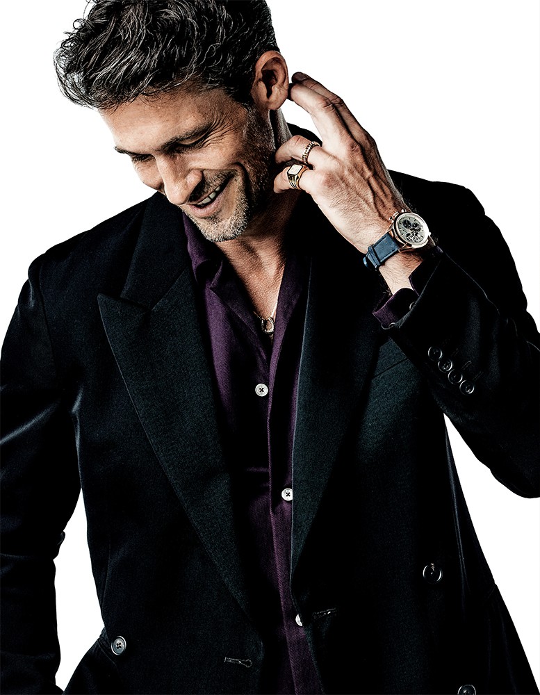 ▲ ジャケット14万3000円、シャツ3万3000円/ともにポール・スミス(ポール・スミス リミテッド)、ネックレス39万6000円、リング(太)71万600円/ともにシンパシー・オブ・ソウル(S.O.S fp 恵比寿本店)、リング(細)8万2000円/ギンザタナカ、時計236万5000円/ゼニス