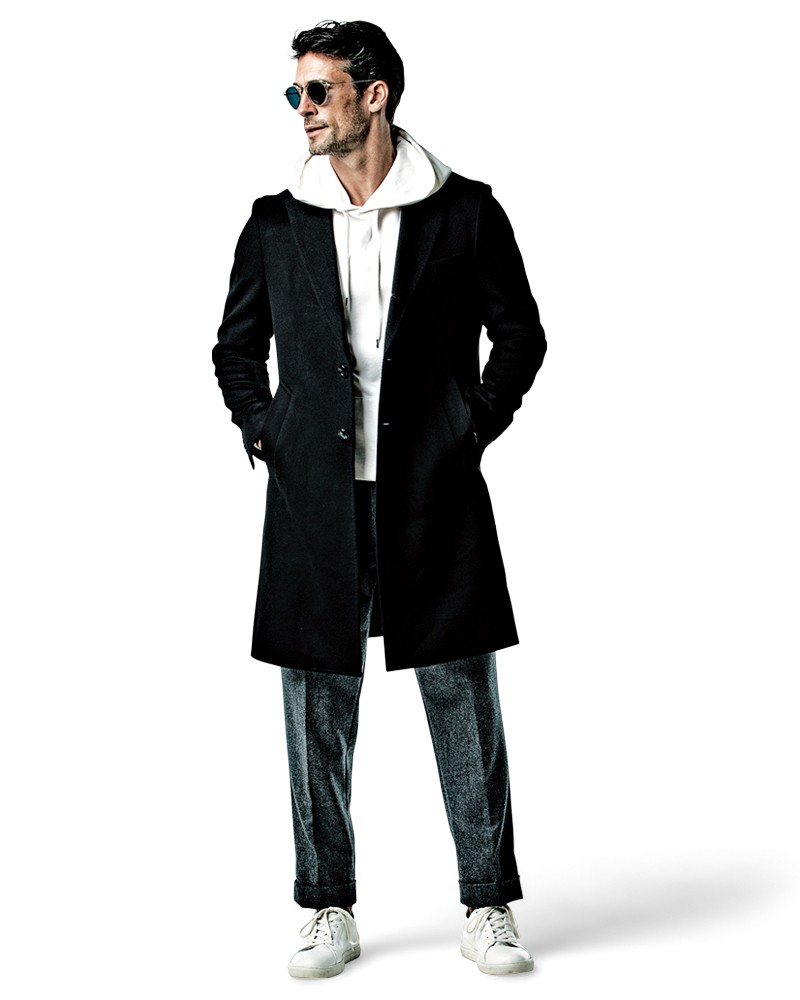 ▲ コートは上と同じ、パーカ3万1680円/ルクシー(同興商事)、パンツ3万5200円/ベルウィッチ(アマンオンラインストア)、スニーカー4万6200円/パントフォラ・ドーロ(カメイ・プロアクト)、サングラス4万1800円/アイヴァン(アイヴァン 東京ギャラリー)