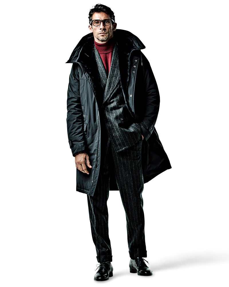 ▲ コートは上と同じ、スーツ15万4000円/エストネーション、ニット7万2600円/ビブリオテカ(アマン)、靴11万5500円/フラテッリ ジャコメッティ(ウィリー)、メガネ4万1800円/フォーナインズ