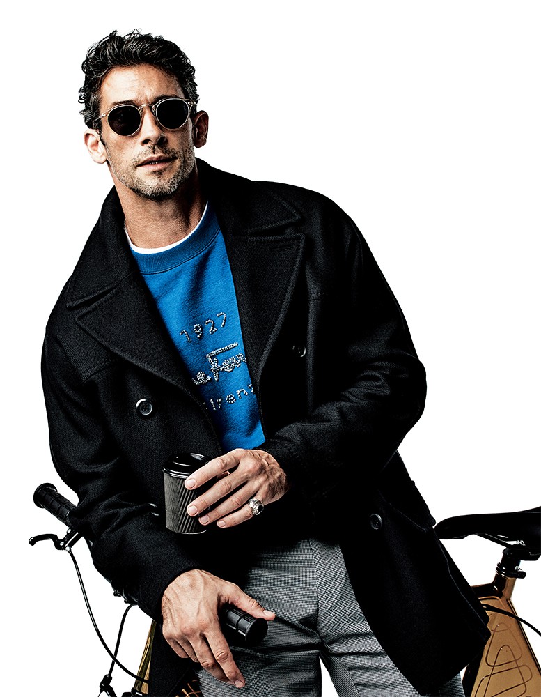 ▲ コート38万5000円、スウェット9万5700円、Tシャツ9万5700円、パンツ12万1000円/すべてサルヴァトーレ フェラガモ(フェラガモ・ジャパン)、そのほかはスタイリスト私物