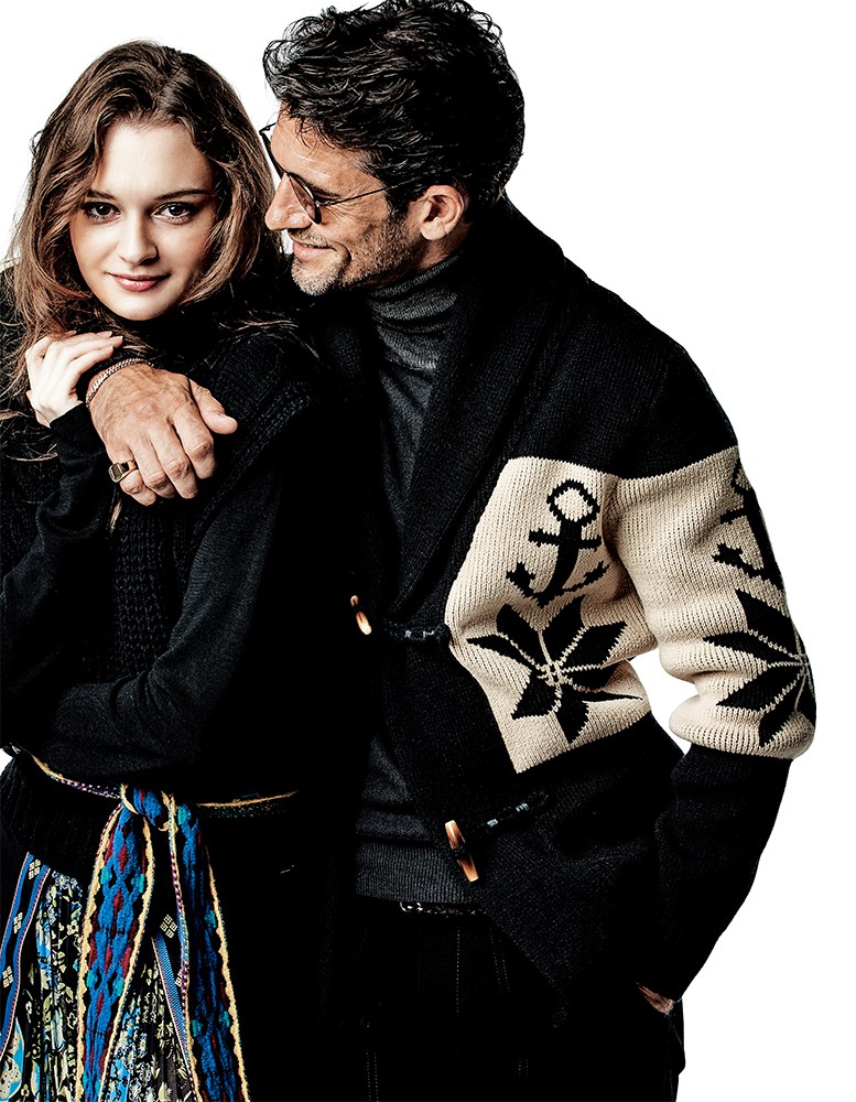 ▲ カウチンニット23万1000円、ニット8万6900円、パンツ10万5600円/すべてエトロ(エトロ ジャパン)、ブレスレット69万800円(時価)、リング84万5900円/ともにビジュピコ(ビジュピコ 上野御徒町本店)、そのほかはスタイリスト私物 女性●ベスト14万9600円、セーター12万1000円、スカート41万8000円/すべてエトロ(エトロ ジャパン)