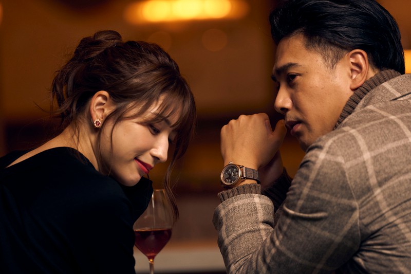 ▲ 男性●時計/ショパール、ジャケット7万4800円/チルコロ 1901(トヨダトレーディング プレスルーム)、ニット4万2900円/バフィー(バインド ピーアール)、女性●イヤリング312万4000円/ショパール(ショパール ジャパン プレス)、ワンピース4万9500円/J&M デヴィッドソン(J&M デヴィッドソン 青山店)