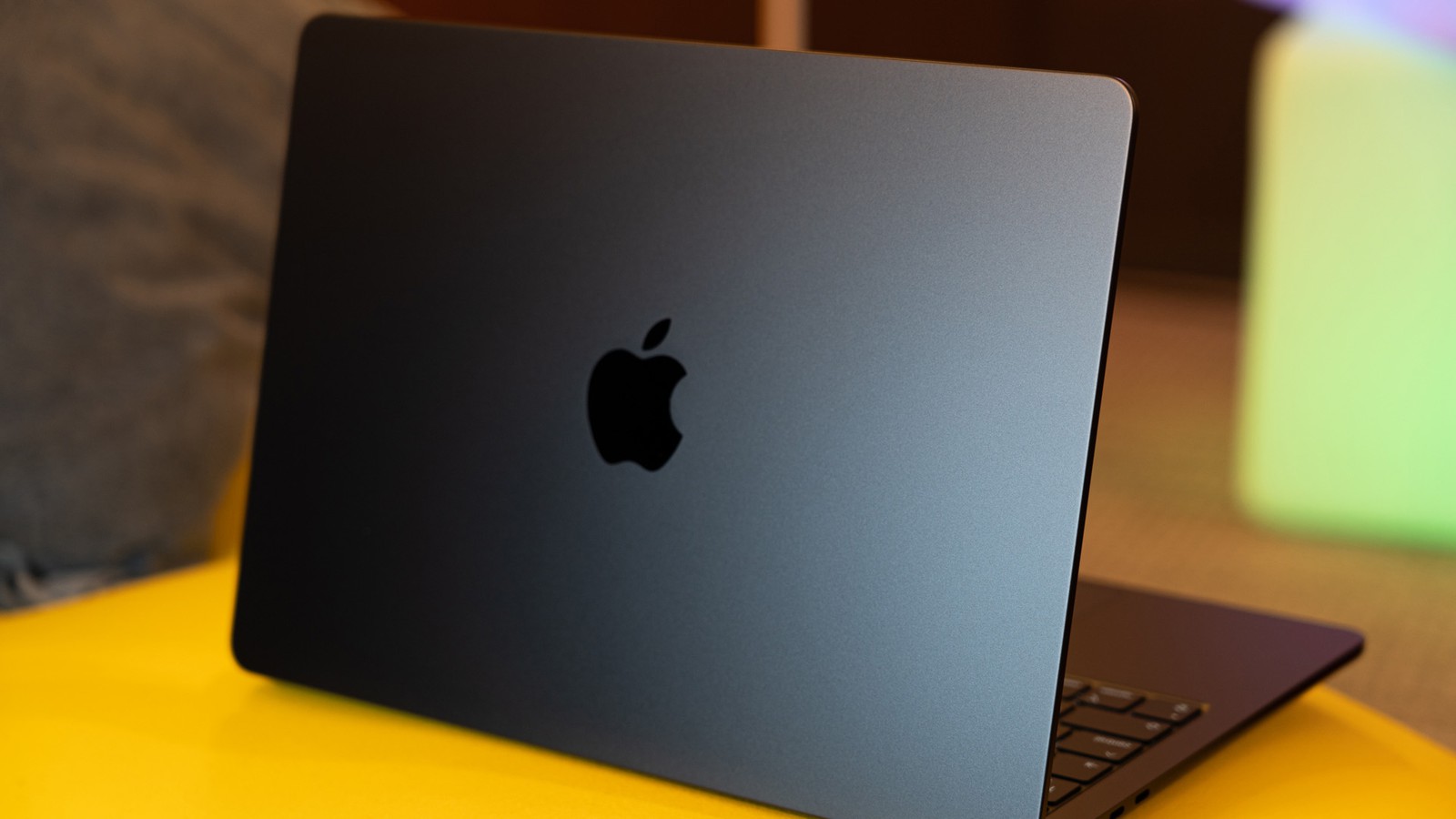 M2チップ搭載「MacBook Air」16万4800円～／アップル