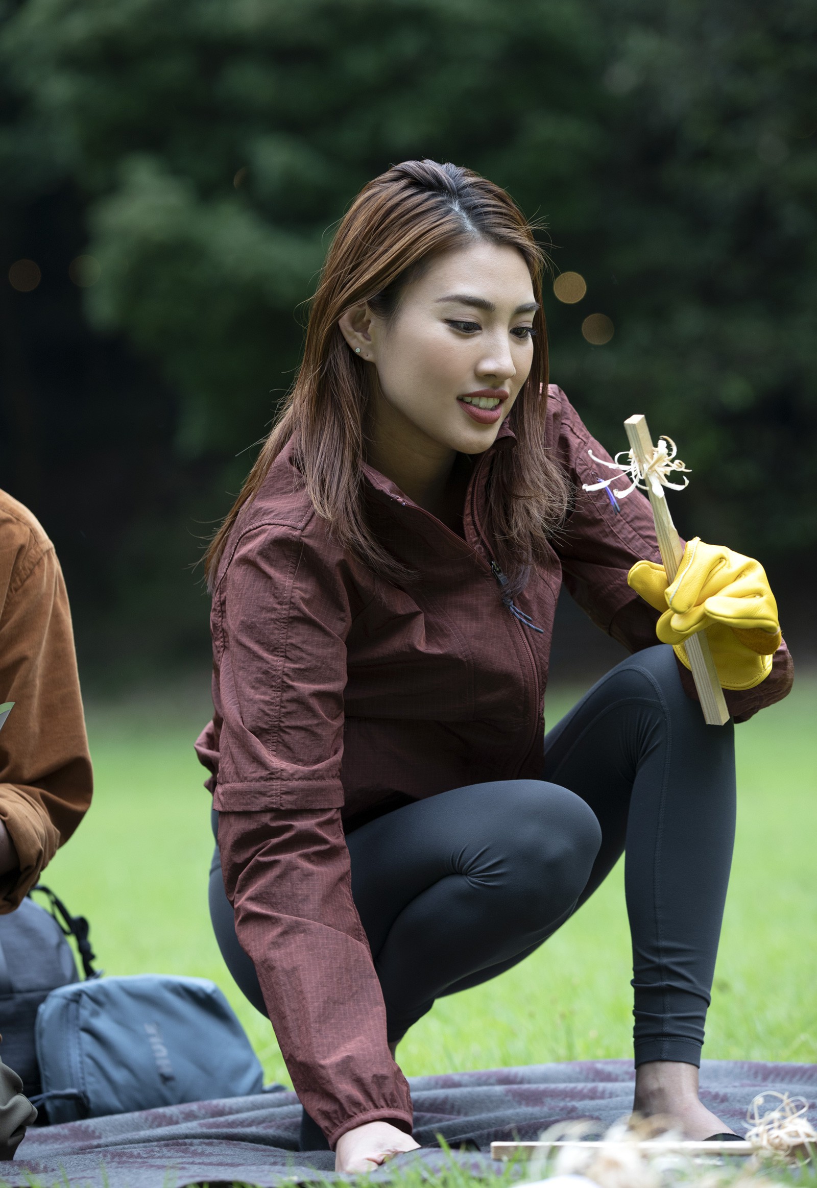 フェザースティックをする青山さん