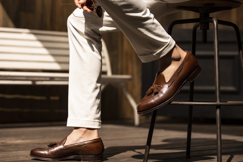 ▲ パンツ2万5300円/ブリリア 1949(トヨダトレーディング プレスルーム)、サングラス4万4000円/アイヴァン 7285(アイヴァン 7285 トウキョウ)、ローファー8万6900円/クロケット アンド ジョーンズ(ビームス 六本木ヒルズ)