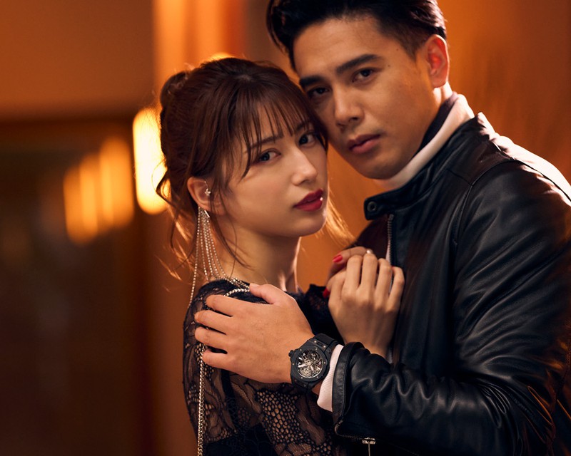 ▲ 男性●時計／ウブロ、レザーブルゾン20万9000円／ルッフォ（バインド ピーアール）、カットソー3万9600円／ジョン スメドレー（リーミルズ エージェンシー）、女性●ワンピース5万9400円／マサコ テラニシ（アプレドゥマン）、イヤーカフ6万3800円／ジミー チュウ（ジミー チュウ）