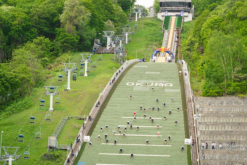 REDBULL 400 大倉山ジャンプ競技場を駆け上がる参加者は蟻の群れのように見える。その斜度の凄さは実際に参加してみないとわからない。(c)Shohei Uda/Red Bull Content Pool