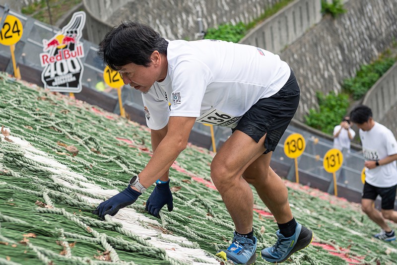 REDBULL 400 ジャンプ競技でおなじみの距離表示部分を四つん這いになって駆け上る。心拍数がマックスの状態だ。(c)Shohei Uda/Red Bull Content Pool