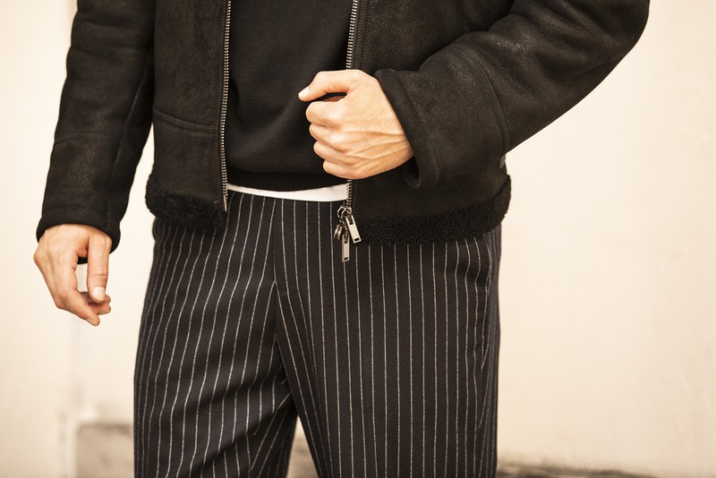 ▲ ブルゾン25万3000円／タリアトーレ（トレメッツォ）、ニット3万8500円、Tシャツ1万450円／ともにジョン スメドレー（リーミルズ エージェンシー）、パンツ3万8500円／ドレス（にしのや）、サングラス4万2900円／アイヴァン（アイヴァン 東京ギャラリー）、ブーツ13万7500円／ジェイエムウエストン（ジェイエムウエストン 青山店）