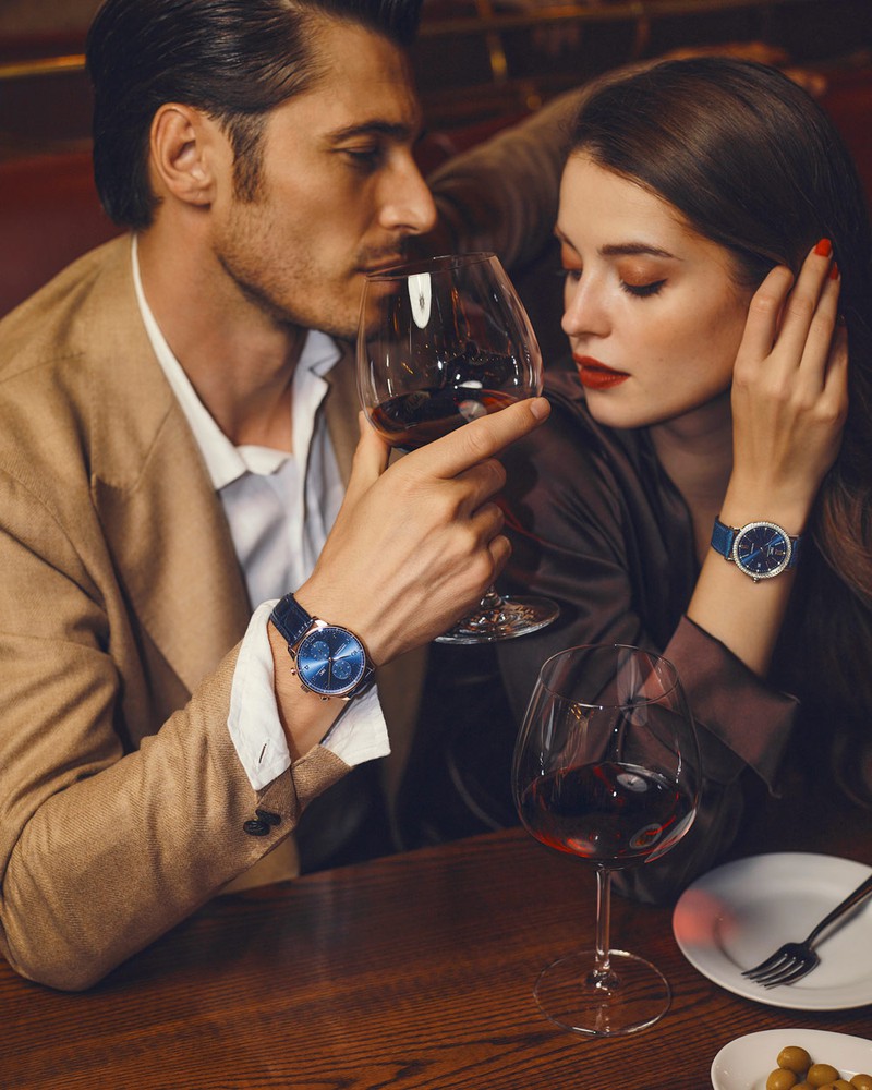 ▲ 男性●時計232万1000円／IWC、ジャケット11万5500円／タリアトーレ（トレメッツォ）、そのほかはスタイリスト私物　女性●時計「ポートフィノ・オートマティック 37」自動巻き、SS×ダイヤモンドケース（37mm）、カーフスキンストラップ。5気圧防水。142万4500円／IWC、ブラウス7万3700円／アイシクル（アイシクル 伊勢丹新宿店）