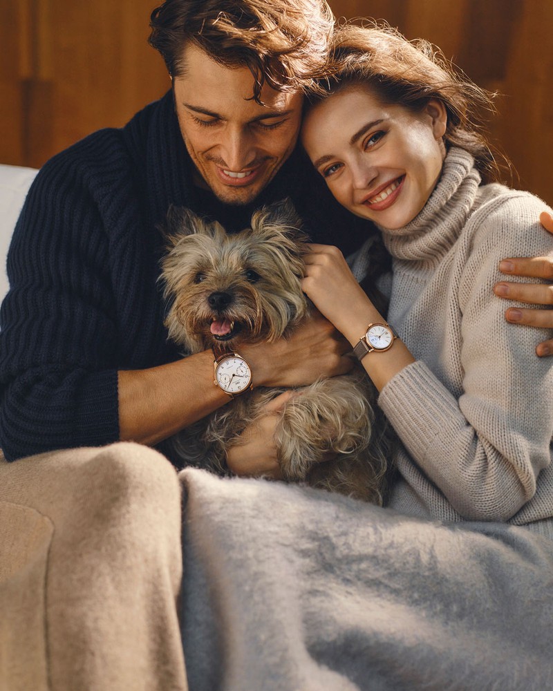 ▲ 男性●時計318万4500円／IWC、カーディガン15万4000円、ニット12万1000円／ともにコルヘイス（ノウン）、パンツ9万9000円／ヘリル（にしのや） 女性●時計「ポートフィノ・オートマティック 34」自動巻き、18KRGケース（34cm）、カーフスキンストラップ。3気圧防水。166万6500円／IWC、ニット4万2900円／スローン、スカート4万2900円／ル ブーケ