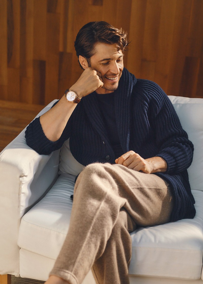 ▲ 男性●時計318万4500円／IWC、カーディガン15万4000円、ニット12万1000円／ともにコルヘイス（ノウン）、パンツ9万9000円／ヘリル（にしのや） 女性●時計「ポートフィノ・オートマティック 34」自動巻き、18KRGケース（34cm）、カーフスキンストラップ。3気圧防水。166万6500円／IWC、ニット4万2900円／スローン、スカート4万2900円／ル ブーケ