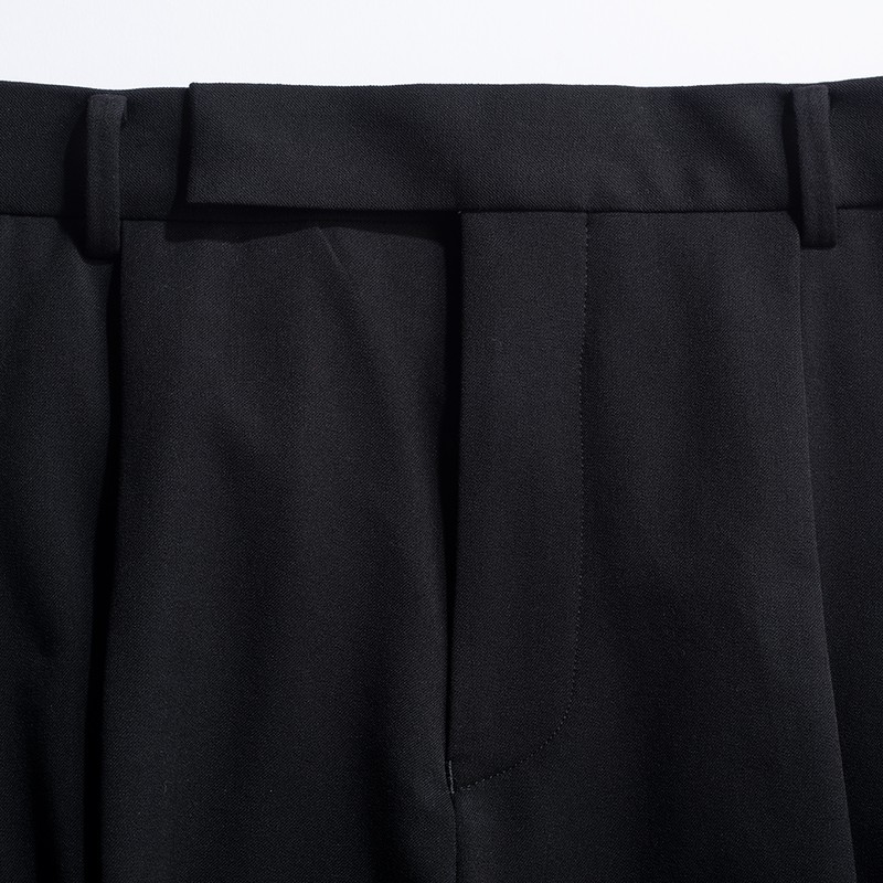 パンツ3万9600円／コロン（買えるLEON）