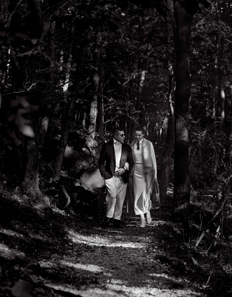 ▲ 男性●ジャケット14万8500円/ティト アレグレット(フィルム)、ニット3万8500円/ジョルディーズ(カヴァレリア)、シャツ3万800円/バグッタ(トゥモローランド)、パンツ2万6400円/ブリッラ ペル イル グスト(ビームス 六本木ヒルズ)、サングラス3万7400円/BJ クラシックコレクション (オブジェ・イースト)、ブーツ12万9800円/フラテッリ ジャコメッティ/マルモラーダ(ウィリー) 女性●ジレ11万円、バッグ18万4800円/ともにファビアナフィリッピ(アオイ)、ニット9万5700円/プロタット、スカート4万2900円/セブンティ ベネツィア(ともにサン・フレール)、サングラス4万260円/オリバー ピープルズ(ルックスオティカジャパン カスタマーサービス)、ブーツはスタイリスト私物