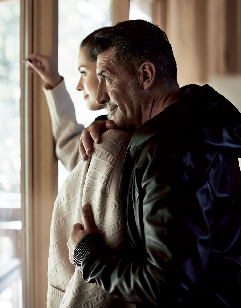 ▲ 男性●ブルゾン99万円/フェンディ(フェンディ ジャパン)、そのほかはスタイリスト私物 女性●カーディガン27万5000円/フェンディ(フェンディ ジャパン)