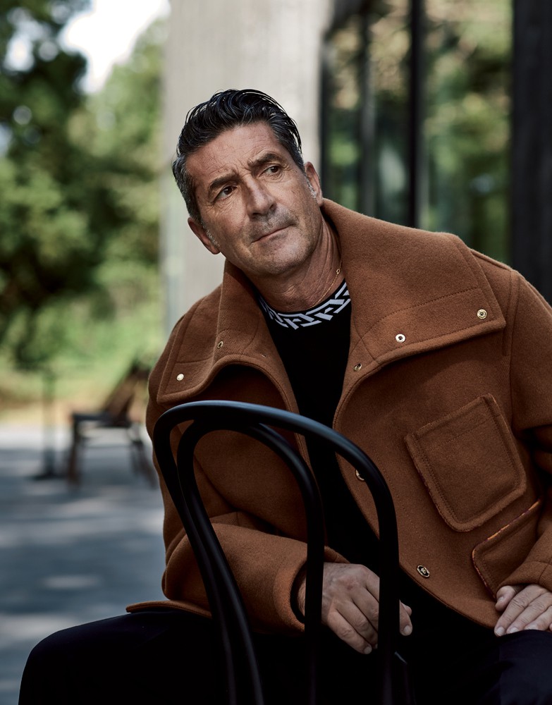 ▲ 男性●コート48万4000円、ニット10万5600円、パンツ17万7100円/すべてヴェルサーチェ(ヴェルサーチェ ジャパン)、ネックレスはスタイリスト私物