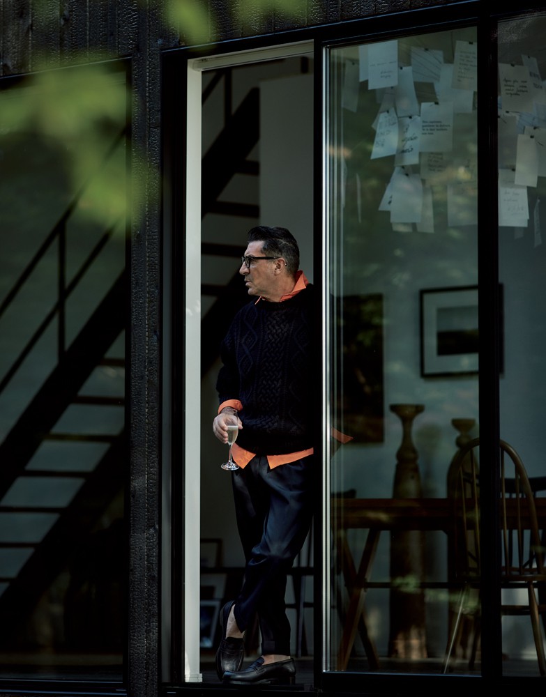 ▲ 男性●ニット13万2000円/ボーディ(アルファ PR)、シャツ3万800円/インディビジュアライズド シャツ(ウェルメイド バイ メイデンズショップ)、パンツ3万5200円/コロン(エンメ)、メガネ2万9700円/アイヴァン(アイヴァン 東京ギャラリー)、靴13万7500円/ジェイエムウエストン(ジェイエムウエストン 青山店)