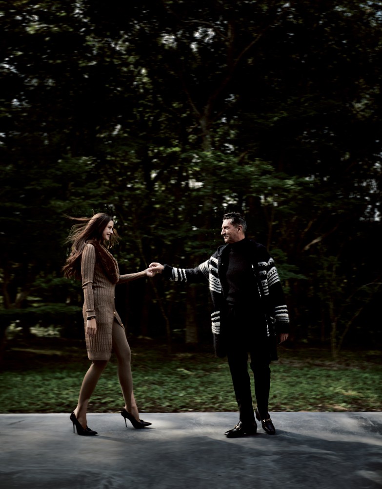 ▲ 男性●カーディガン26万4000円、ニット15万9500円、パンツ15万9500円、靴12万1000円/すべてサンローラン バイ アンソニー・ヴァカレロ(サンローラン クライアントサービス) 女性●カーディガン31万9000円、レギンス14万8500円、ブレスレット4万9500円、靴13万7500円/すべてサンローラン バイ アンソニー・ヴァカレロ(サンローラン クライアントサービス)